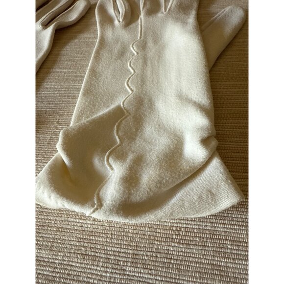 Vintage 1960s White Cotton Gloves – Scalloped Stitch Dress Gloves, Mid Length - Picture 5 of 13